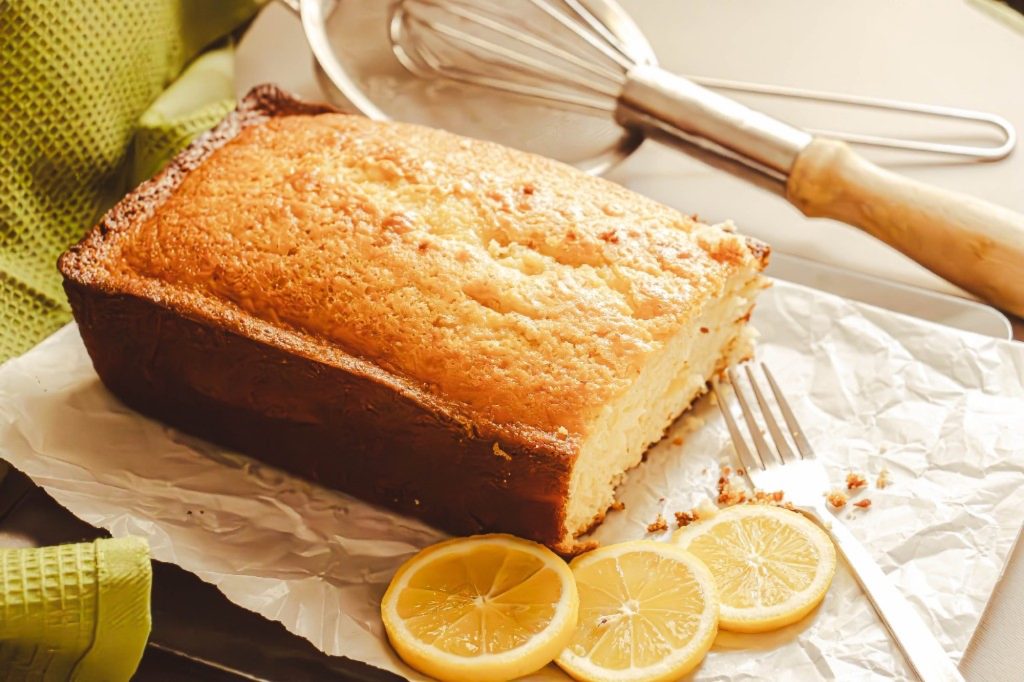 Lemon cake with sliced lemons
